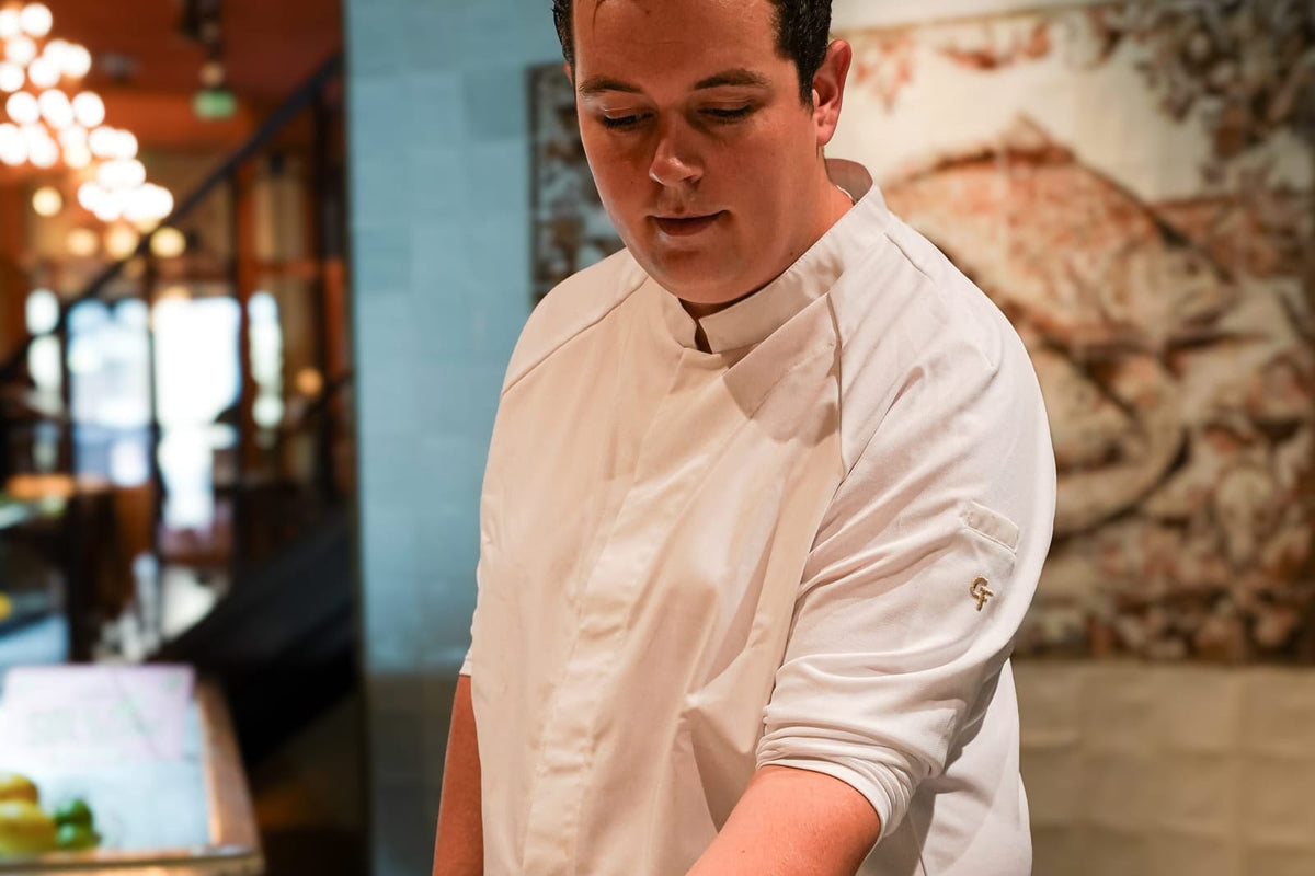 Chef in een strakke witte Cheffix-koksbuis aan de pas
